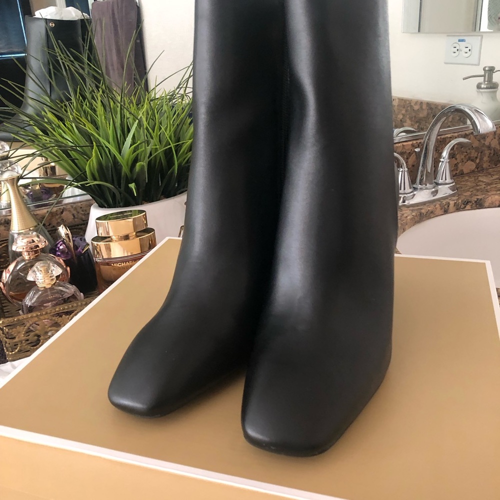 MICHAEL Michael Kors Black Heeled Boots Minimalist Style